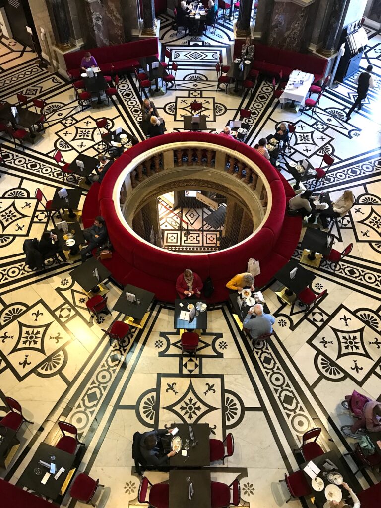 Is this the most beautiful Coffee house in the World? Coffee house in an Art History Museum - KHM - Kunsthistorisches Museum